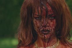 Krev, nahota i peníze. Rihanna jde v novém klipu za hranu