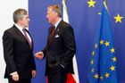 Premiérova ruka v kapse a uvolněný rozhovor s premiérem Velké Británie Gordonem Brownem.