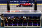 Vettel počtvrté vyhrál kvalifikaci v Singapuru, Hamilton odstartuje až pátý