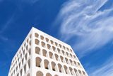 Okenní oblouky Palazzo della Civiltà del Lavoro mají svůj vzor, tedy starořímské Koloseum, připomínat nejvíce.