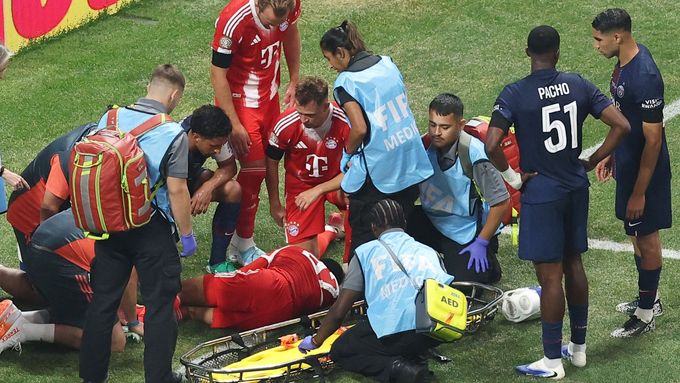 Jamal Musiala ošetřovaný po hrozivém zranění