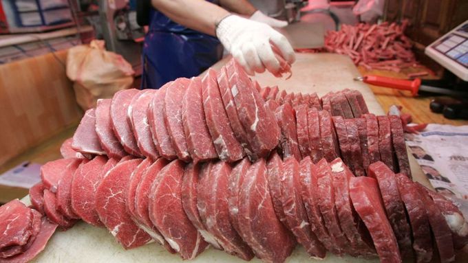 Řezníci prý nařizovali zaměstnancům vracet zkažené maso zpět do prodeje, (ilustrační foto)