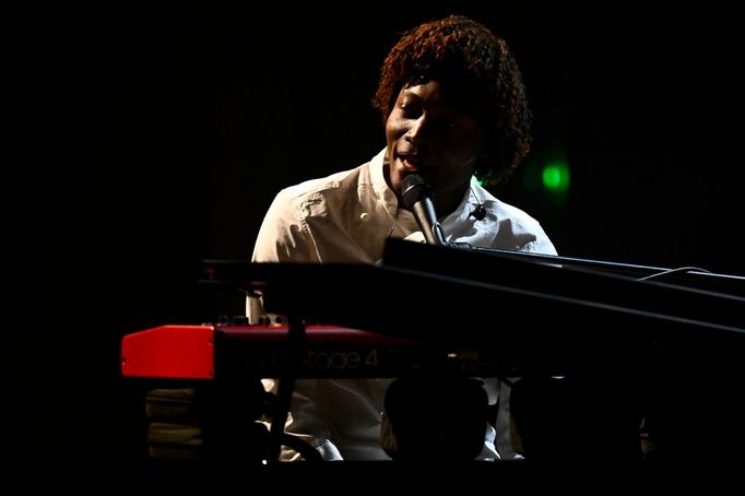 Snímek z pražského koncertu Benjamina Clementinea.