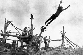 První Woodstock: dva mrtví a blátivé orgie. Přesto sní o tomhle zážitku mnozí i dnes