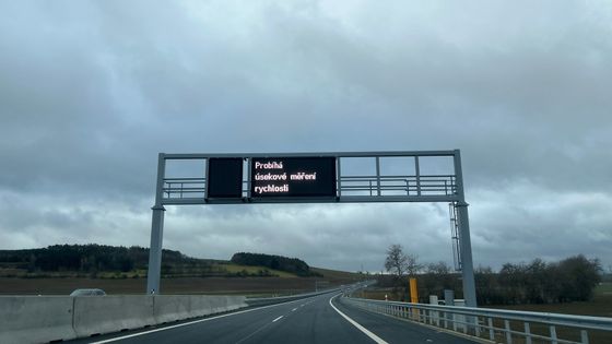 "200 km/h tu zatím nikdo nejel." Na D4 testují měření rychlosti, jak rozeznat kamery?