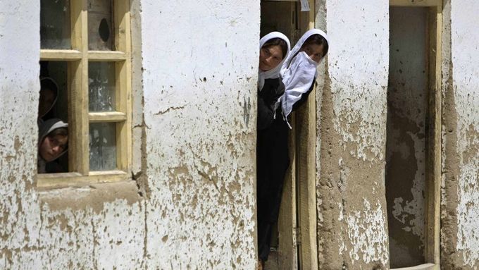 Školačky vykukují ze třídy. Afghánistán