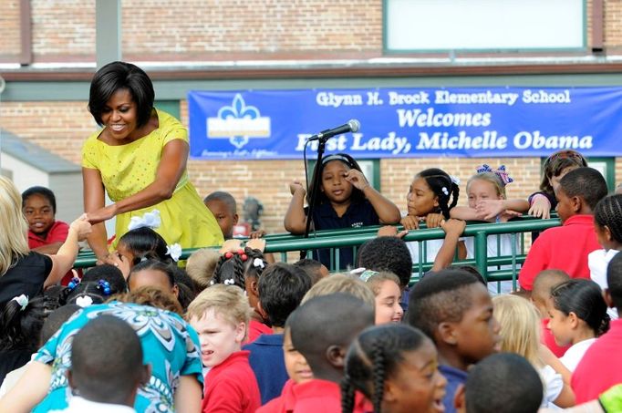 Vlastní program pro boj s obezitou vyhlásila i první dáma USA Michelle Obamová. Jmenuje "Let's Move" (Hni sebou), na snímku s programem seznamuje školáky z města Slidell v Louisianě.