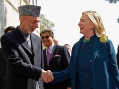 Karzáí a Clintonová během její návštěvy Kábulu. 