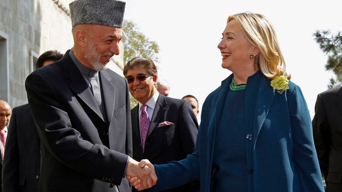 Šéfka americké diplomacie s afghánským prezidentem Karzáím.