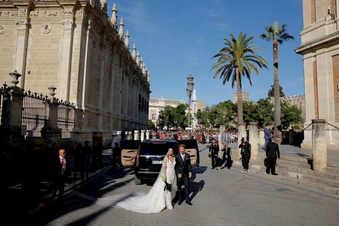Real Madrid captain Sergio Ramos and his wife Pilar Rubio pose after their wedding at the cathedral in Seville, Spain June 15, 2019. REUTERS/Marcelo del Pozo