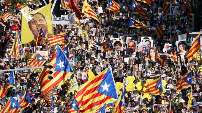 Lidé ve Španělsku volali po propuštění katalánských politiků.