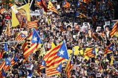Lidé ve Španělsku volali po propuštění katalánských politiků. Na protest jich dorazily desítky tisíc