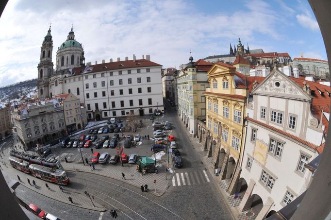 Pohled z půdy Malostranské besedy na Malostranské náměstí