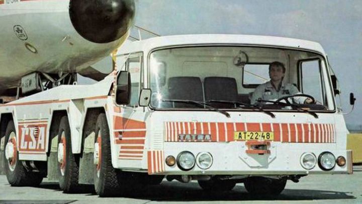 Extrémní vozidla, nad kterými zůstává rozum stát. Auta z dolů, letišť i kosmodromů; Zdroj foto: Aktuálně.cz / Kolektiv autorů, koláž