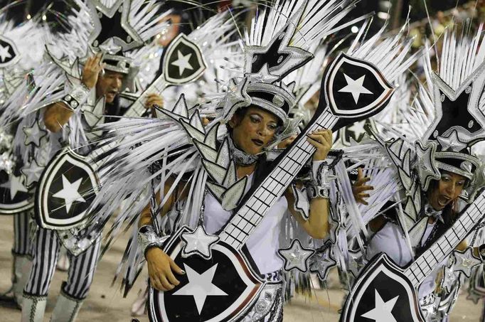 Revellers of Mocidade Independente samba school participate on the first night of the annual Carnival parade in Rio de Janeiro's Sambadrome, February 11, 2013. REUTERS/Sergio Moraes (BRAZIL - Tags: SOCIETY) Published: Úno. 11, 2013, 5:44 dop.