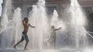 Children play in a water fountain in downtown Silver Spring, Maryland June 21, 2012. A heat wave blanketed the U.S. Mid-Atlantic and Northeast on Thursday, forcing utilities across the region to ask customers to conserve electricity. REUTERS/Jose Luis Magana (UNITED STATES - Tags: ENVIRONMENT ENERGY SOCIETY) Published: Čer. 21, 2012, 10:47 odp.