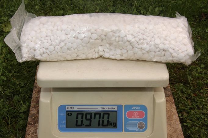 Moravskoslezští kriminalisté z toxi-týmu zasáhli proti výrobcům drog na Frýdecko-Místecku a Ostravsku. Během domovní prohlídky objevili i střelné zbraně.