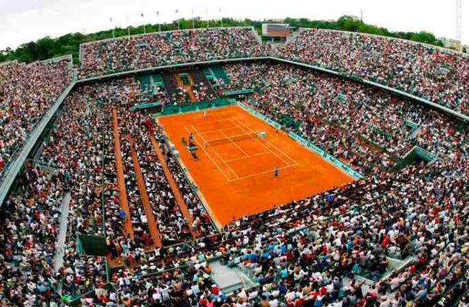 Centrální dvorec Philippe Chartier v úvodní den Roland Garros.