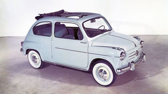 Fiat 600 v původním provedení ještě s pozičními světly a blinkry na blatnících.