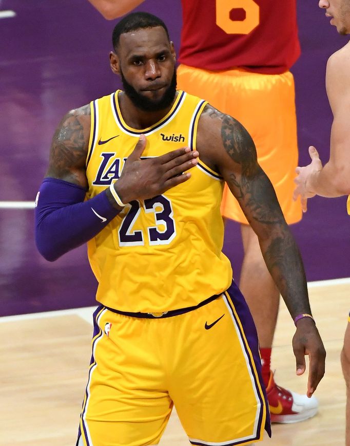 LeBron James v dresu Los Angeles Lakers