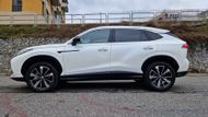 Na délku má SUV 4655 mm, na šířku 1890 mm a na výšku 1664 mm a zapadá přesně mezi Škody Karoq a Kodiaq. Konkurenti jsou třeba Hyundai Tucson, Dacia Bigster nebo KGM Torres.