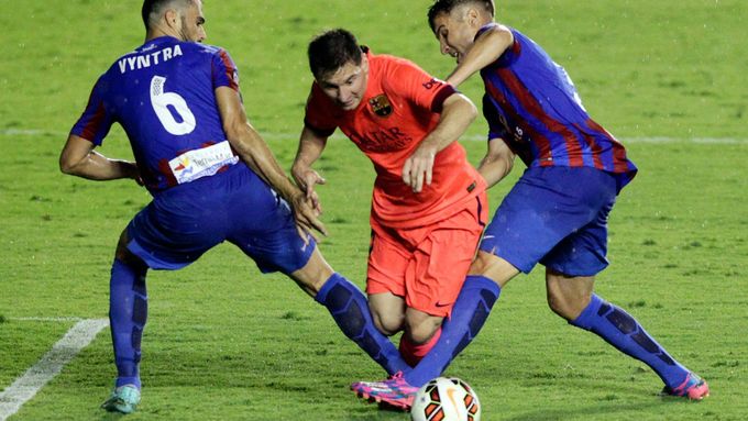 Hráči Levante se snaží zastavit Lionela Messiho - ilustrační foto