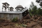 Sesuvy půdy pohřbily v Mexiku nejméně 40 lidí, na region se žene další bouře