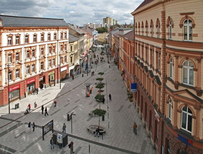 Pěší zóna v Chebu; A69 - architekti/ Boris Redčenkov, Prokop Tomášek, Jaroslav Wertig, Jana Kohlová, Cheb, 2010  Z nové pěší zóny se po více jak deseti letech stala reprezentativní spojnice mezi  nádražím a historickým náměstím Jiřího z Poděbrad. Vzniklý prostor pro chodce doplňuje městský mobiliář, zeleň a socha od Mariána Karla.