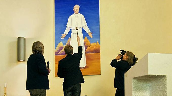 Obraz Jana Pavla II. posvětil farář kostela svatého Ducha v Ostravě Zábřehu Vítězslav Řehulka. "Byl to silný zážitek," vzpomíná malíř Císařovský.