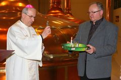 Biskup požehnal pivu. Popijí ho i hodnostáři Vatikánu