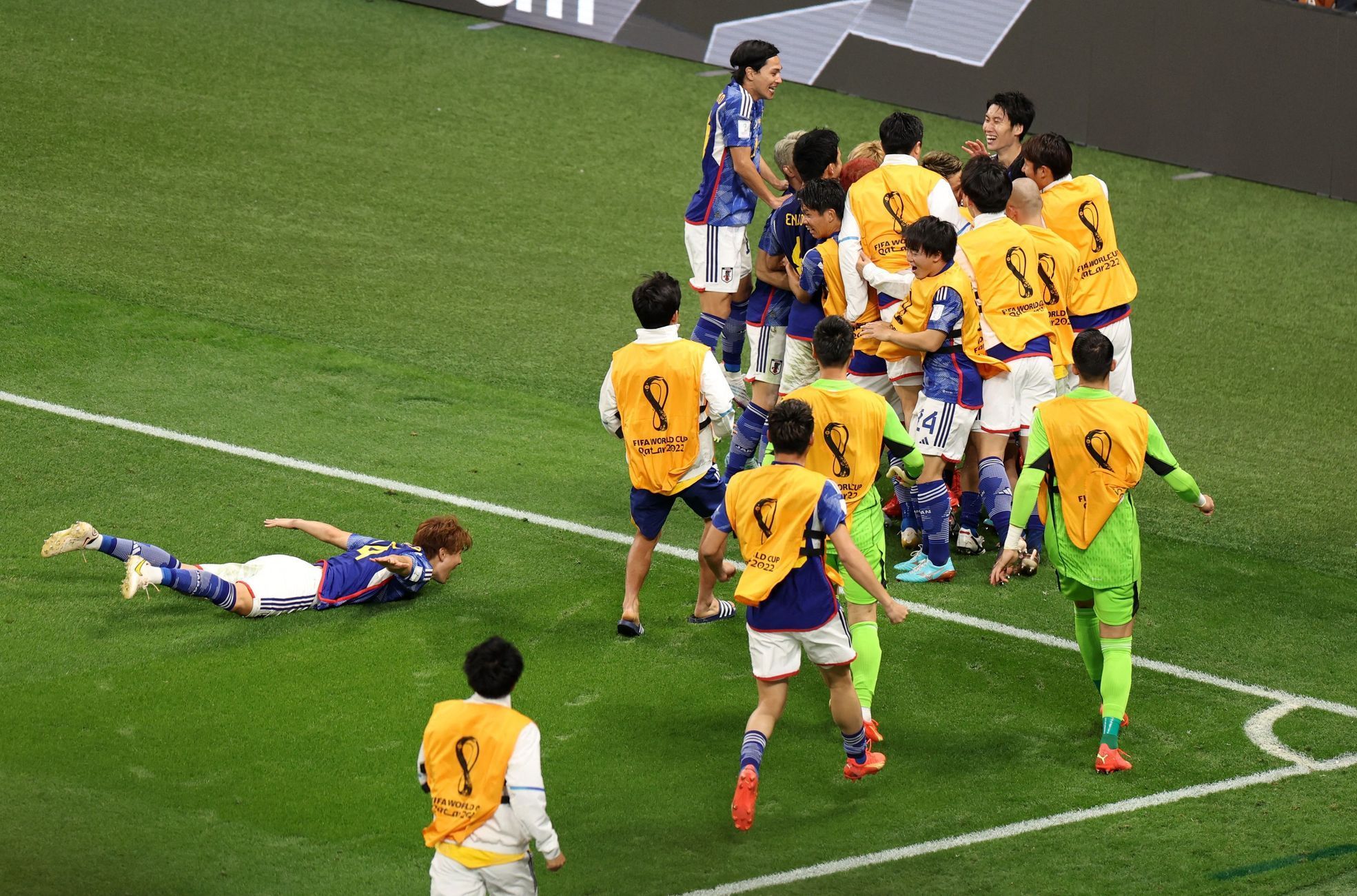 Japonci slaví gól v zápase MS 2022 Německo - Japonsko