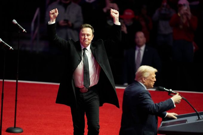 Elon Musk na pódiu při projevu Donalda Trumpa na shromáždění v Capital One Areně ve Washingtonu, 19. ledna 2025, den před inaugurací prezidenta USA.