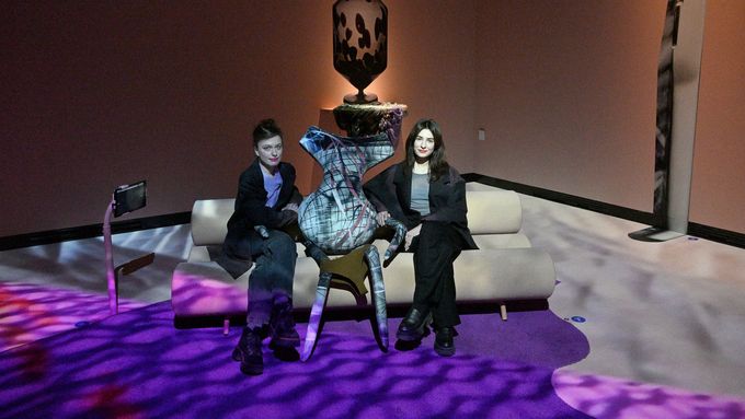 Autorky výstavy Lenka Glisníková (vlevo) a Karolína Matušková rozdělily prostor Kunsthalle na tři stylizovaná prostředí.
