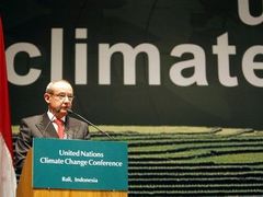Šéf Sekretariátu OSN pro změny klimatu Yvo de Boer je obává, že neshody mezi USA a Evropskou unií ohrozí další jednání.