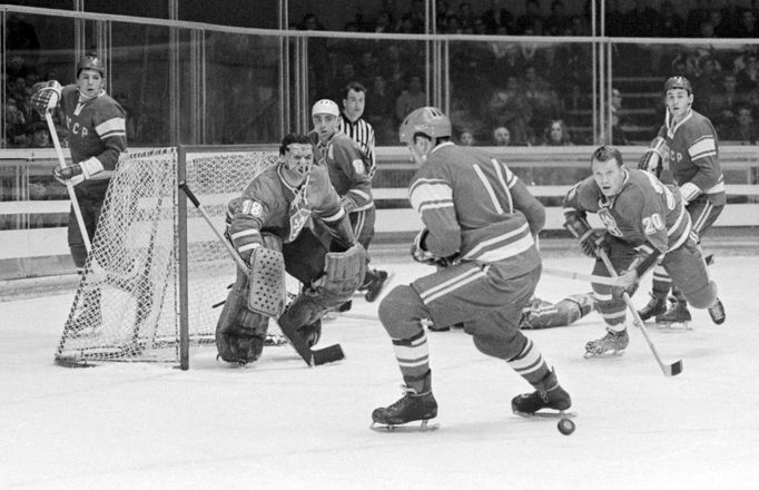 1968 Utkání Československo - Sovětský svaz 5:4. Čs. brankář Vladimír Dzurilla, za ním vpravo Jan Suchý (č.17), vpravo Jiří Holík (č.20).