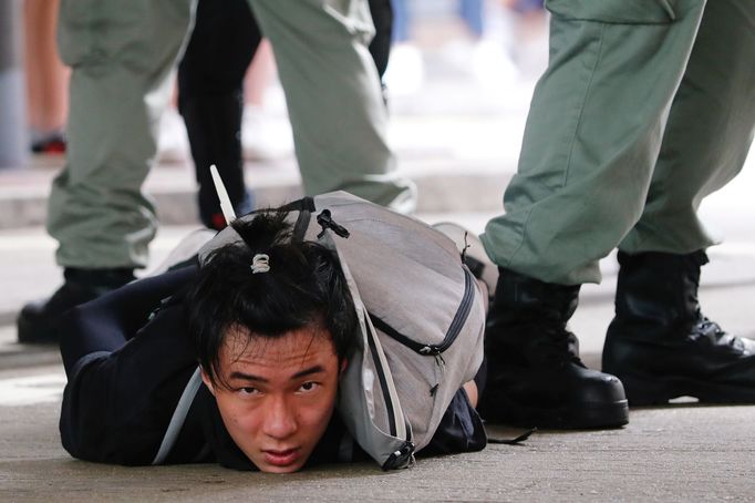 Nový národně bezpečnostní zákon dává Číně možnost potrestat opozici a demonstranty v Hongkongu. Tisíce lidí přesto protestují.