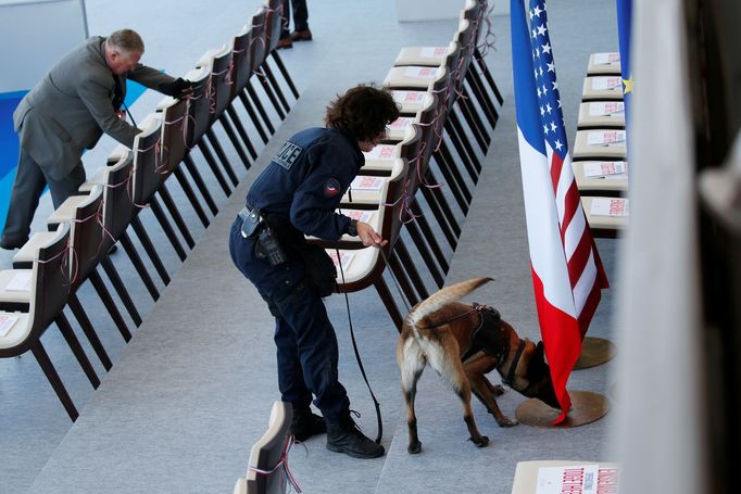 Přípravy na vojenskou přehlídku v rámci oslav Dne Bastilly v Paříži, které bude přihlížet i americký prezident Donald Trump.