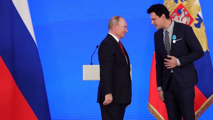 Ruský prezident Vladimir Putin v roce 2018 udělil Miloši Bikovićovi Puškinovu medaili.