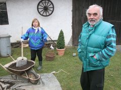 Krystýna Koubínková se svým manželem přehazuje kompost.