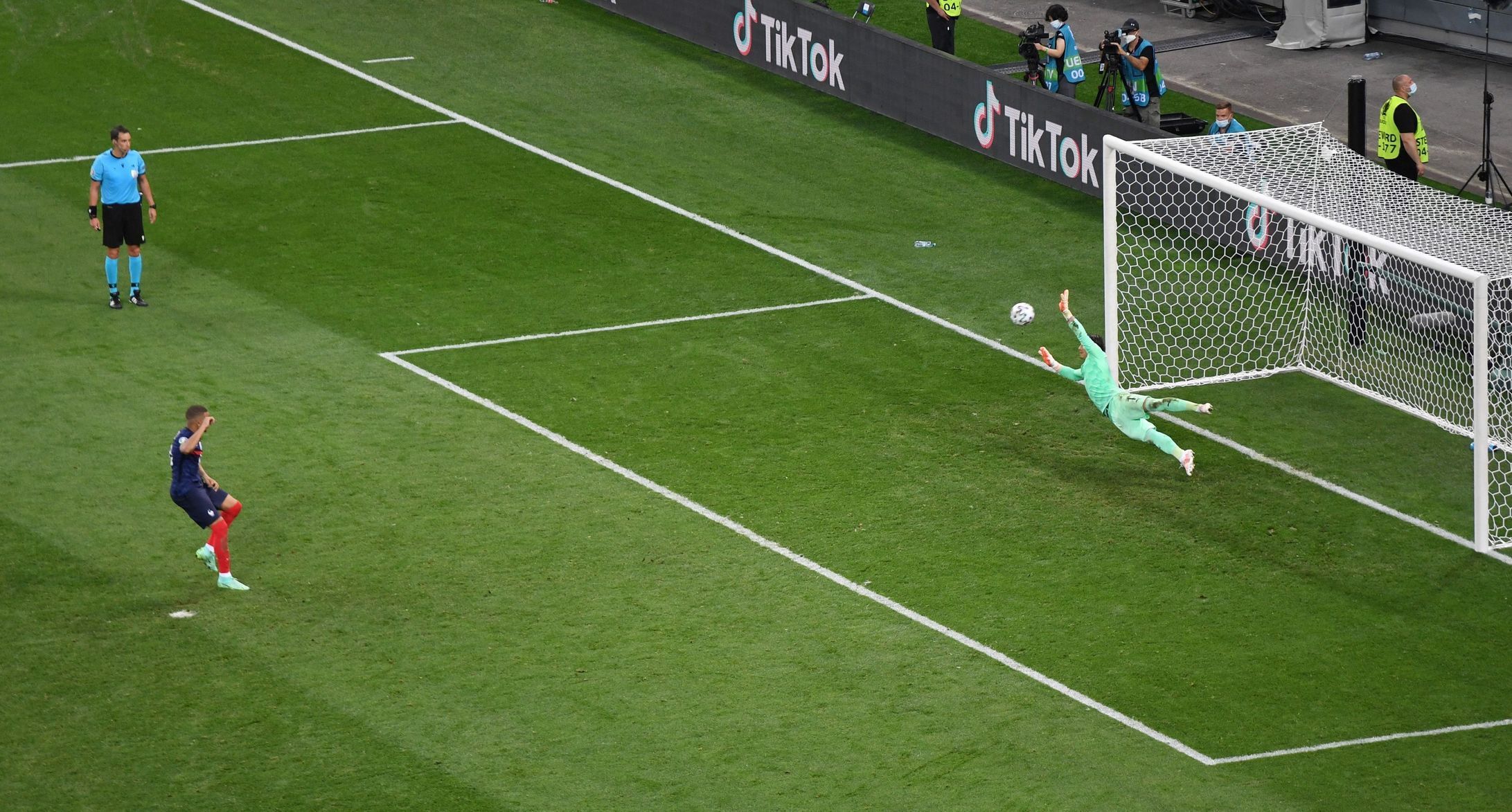 ME ve fotbale 2021, Francie - Švýcarsko: Yann Sommer chytá penaltu Kylianu Mbappému