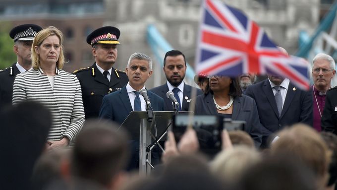 Starosta Londýna Sadiq Khan na vigilii za oběti sobotního útoku prohlásil, že teroristé obyvatele města nerozdělí.