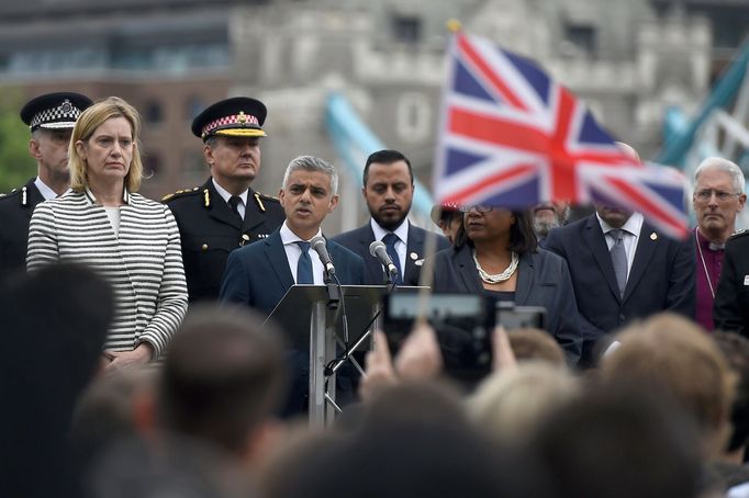 Starosta Londýna Sadiq Khan na vigilii za oběti sobotního útoku prohlásil, že teroristé obyvatele města nerozdělí.