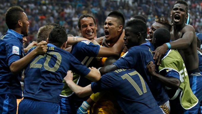 Fotbalisté Francie se radují ze svého premiérového triumfu na MS hráčů do 20 let.