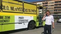 Koalice Pirátů a STAN představila volební autobus.