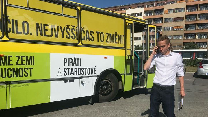 Koalice Pirátů a STAN představila volební autobus. Slouží jako korupční muzeum vlády; Zdroj foto: Radek Bartoníček