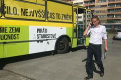 Koalice Pirátů a STAN představila volební autobus. Slouží jako korupční muzeum vlády