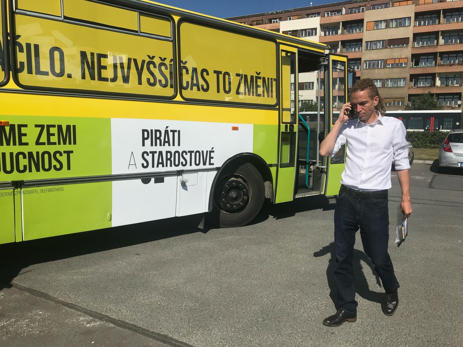 Koalice Pirátů a STAN představila volební autobus.