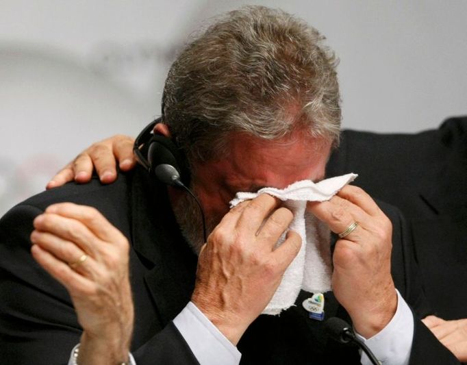 Brazilský prezident Luis Inacio Lula da Silva se neubránil slzám.