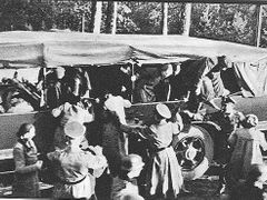 Němci vykládají Poláky před hromadnými popravami v Palmiry.