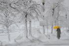 Foto: Tolik sněhu, že nemohli projet ani silničáři. New York se zbarvil do bíla